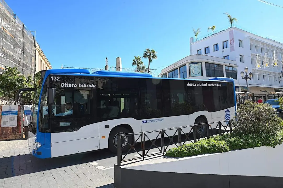  Autobuses urbanos de Jerez, en la plaza Esteve. | Viva Jerez. 