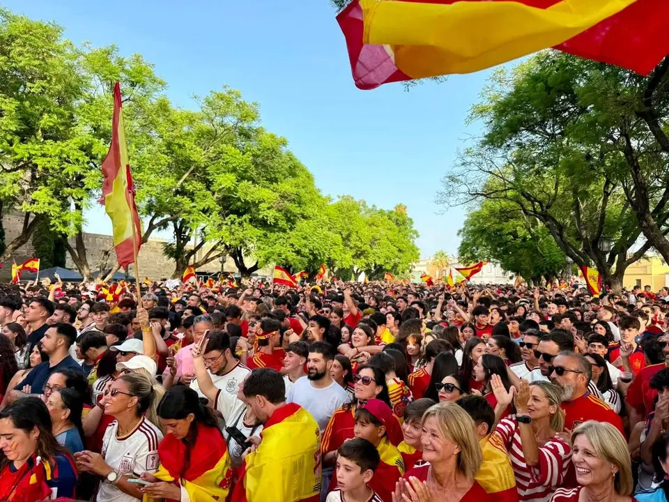  La alcaldesa junto a los aficionados presenciando la final en la Alameda Vieja. |  Facebook Mar&iacute;a Jos&eacute; Garc&iacute;a-Pelayo 
