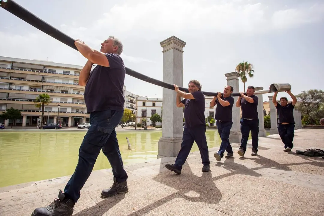  Operarios del Ayuntamiento de Jerez, retirando las venencias del estanque del Mamel&oacute;n. | Kiko S&aacute;nchez. 