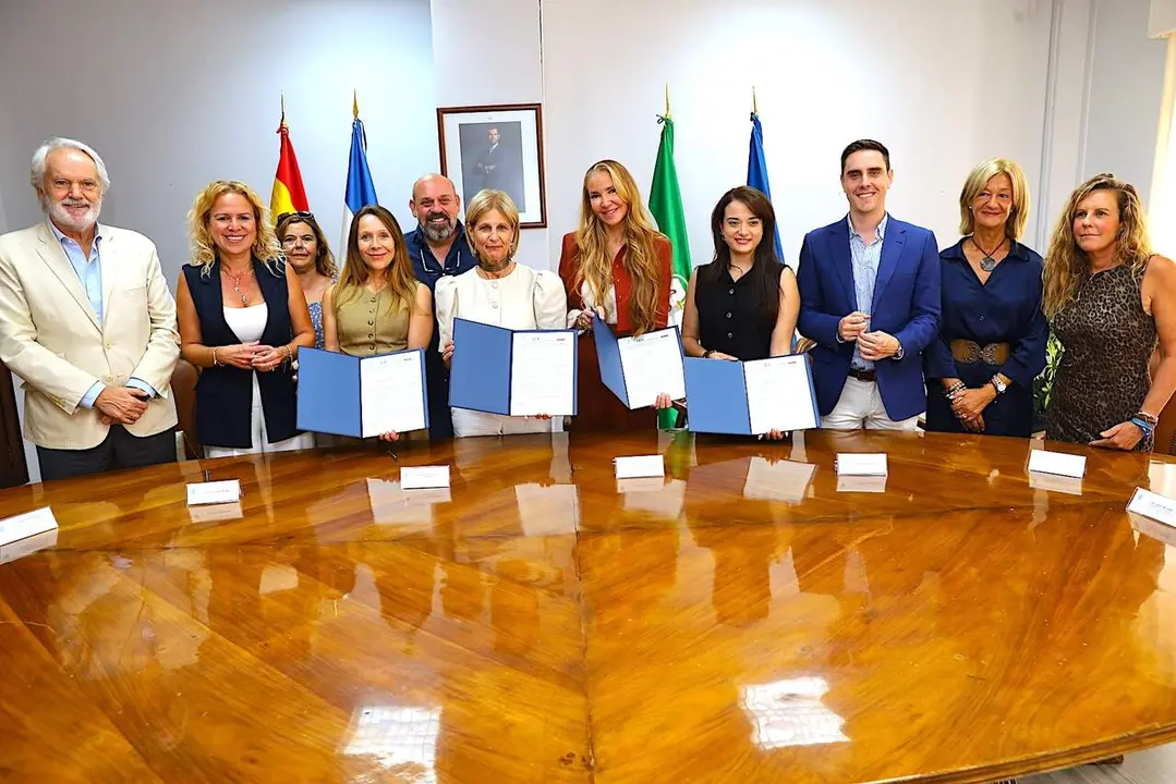  La alcaldesa en la firma del convenio con la Fundaci&oacute;n Alicia Koplowitz. |  jerez.es 