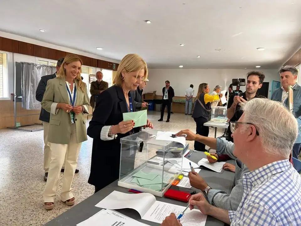  Mar&iacute;a Jos&eacute; Garc&iacute;a-Pelayo, ejerciendo su derecho al voto en las pasadas elecciones auton&oacute;micas. | Viva Jerez. 