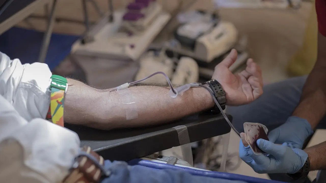 Una persona donando sangre en una imagen de archivo. | EP