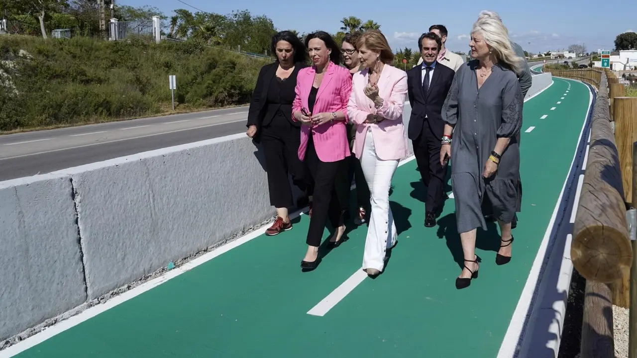 La consejera de Fomento, Roc&iacute;o D&iacute;az, en la v&iacute;a ciclopeatonal que une Jerez y La Barca | Junta de Andaluc&iacute;a