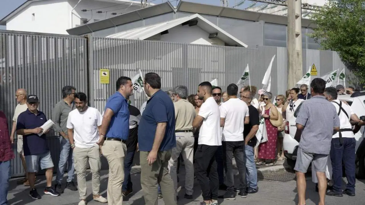  Protesta de Facua y las ELA ante la sede de Endesa en Jerez | Andaluc&iacute;a Informaci&oacute;n 