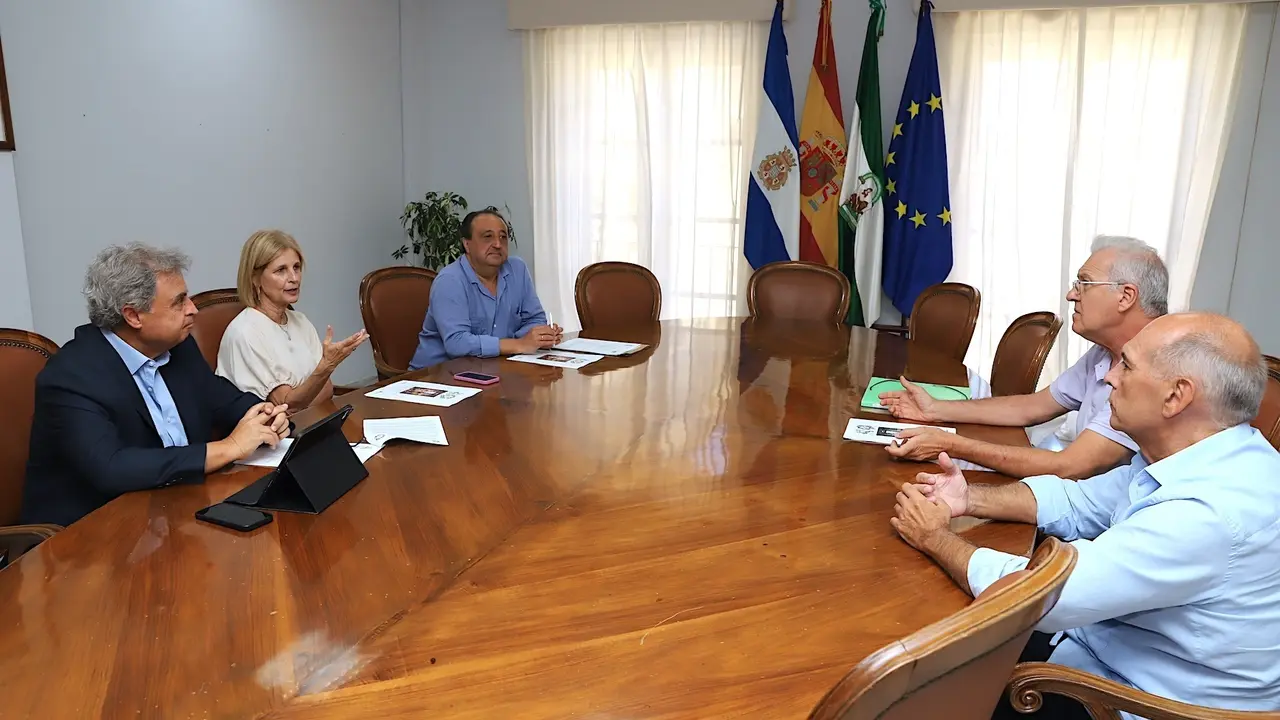 La alcaldesa de Jerez, Mar&iacute;a Jos&eacute; Garc&iacute;a-Pelayo, en una reuni&oacute;n con belenistas | AYUNTAMIENTO DE JEREZ