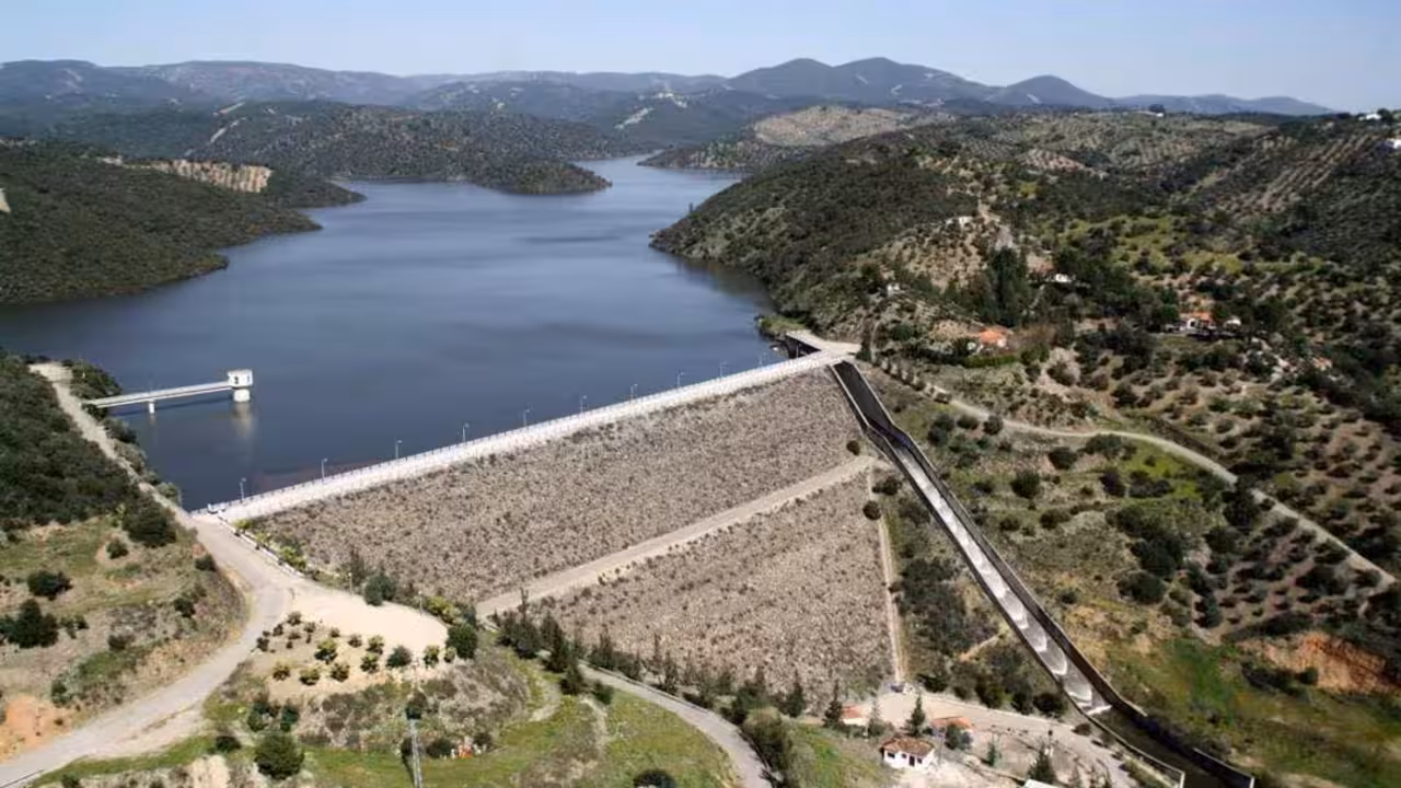 Embalse de Mart&iacute;n Gonzalo. - CHG