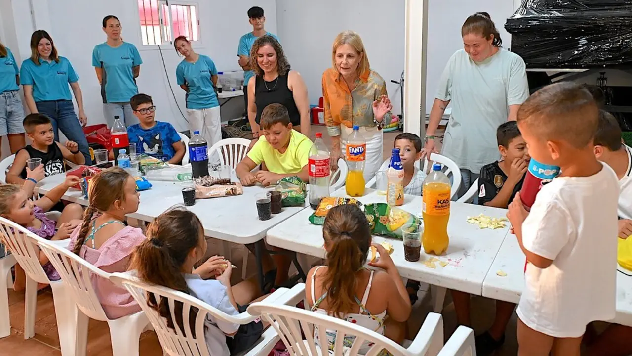  La alcaldesa en su visita a la Escuela de Verano de El Portal. / jerez,es 