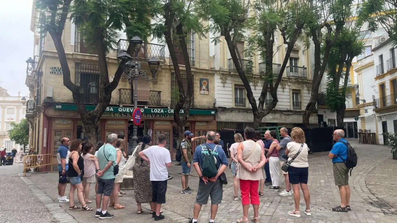  Un grupo de turistas en la Plaza de la Yerba. / Jim&eacute;nez 