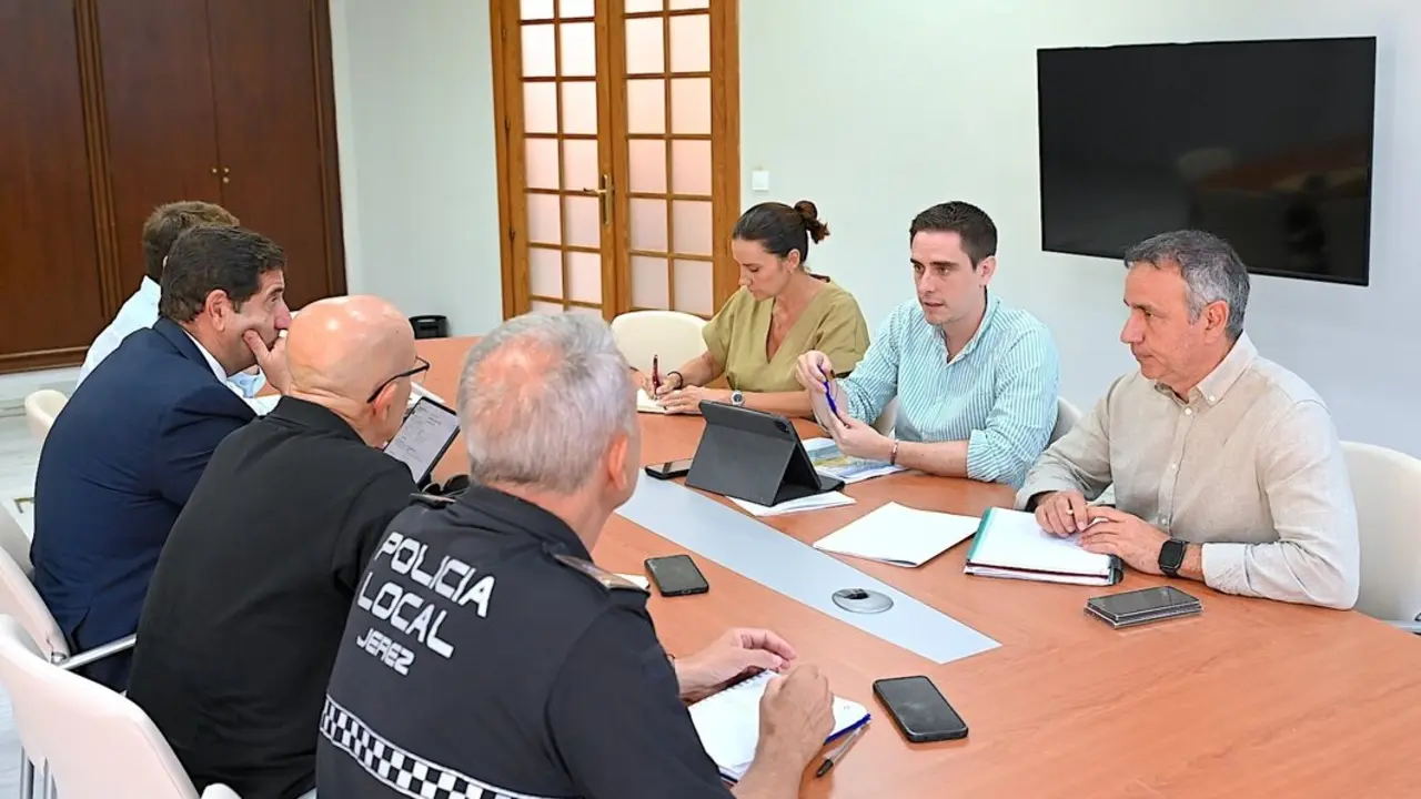  Reuni&oacute;n de los tenientes de alcaldesa de Jerez de la Frontera (C&aacute;diz) Jaime Espinar y Jos&eacute; Ignacio Mart&iacute;nez con Jerez UTE y el jefe de la Polic&iacute;a Local, Manuel Cabrales | MANU LOPEZ IGLESIAS / AYUNTAMIENTO DE JEREZ 