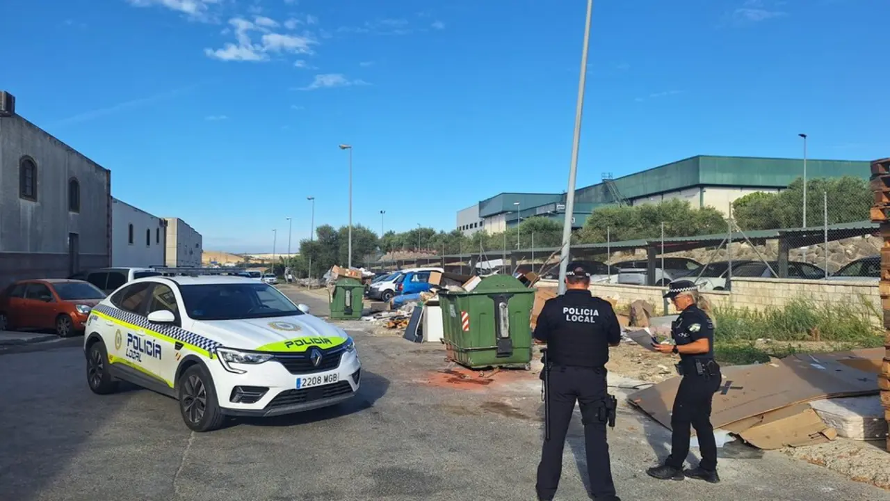  Polic&iacute;a Local, junto a los contenedores de un pol&iacute;gono industrial. | Viva Jerez. 