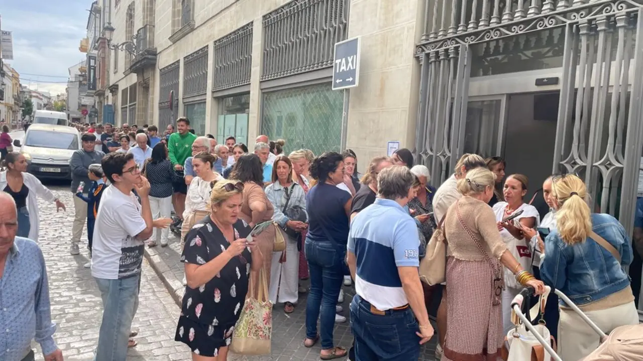  El p&uacute;blico haciendo cola a las puertas de la taquilla del Villamarta. | Jim&eacute;nez 