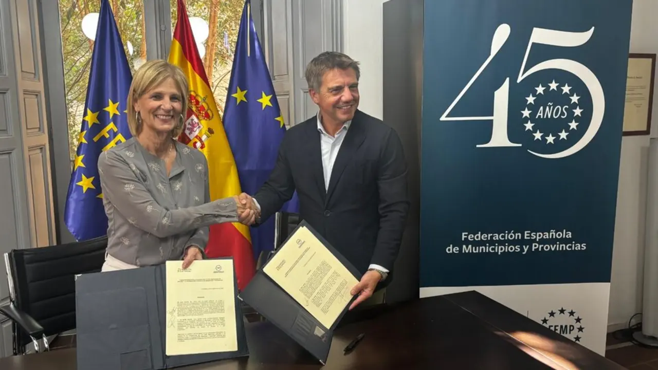 La alcaldesa junto al presidente de la Confederaci&oacute;n Empresarial de Hosteler&iacute;a de Espa&ntilde;a. | jerez.es 