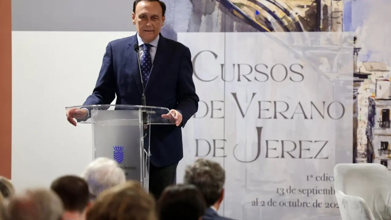  El consejero de Universidad, Investigaci&oacute;n e Innovaci&oacute;n, Jos&eacute; Carlos G&oacute;mez Villamandos, interviniendo en la inauguraci&oacute;n de los Cursos de Verano en Jerez. @Nacho Frade EP 