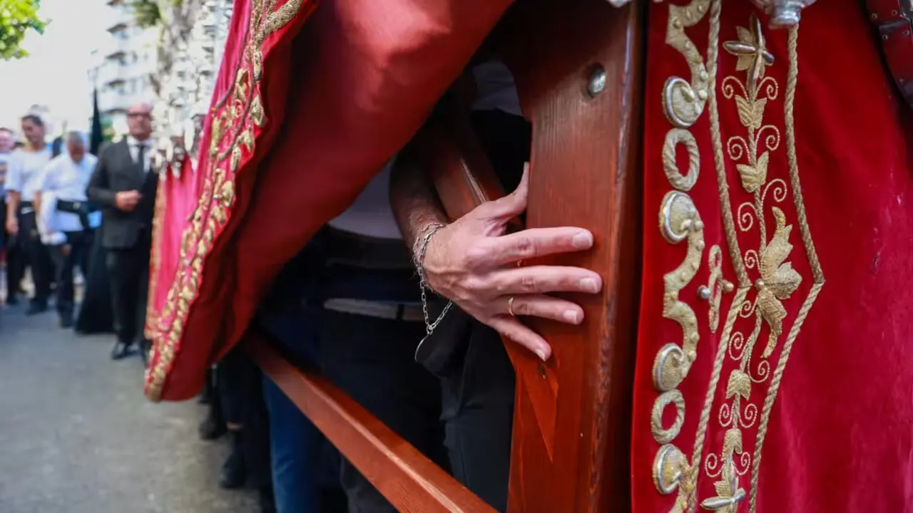 Los relevos al frente de las cuadrillas de costaleros no suelen estar exentos de controversia. | Viva Jerez.