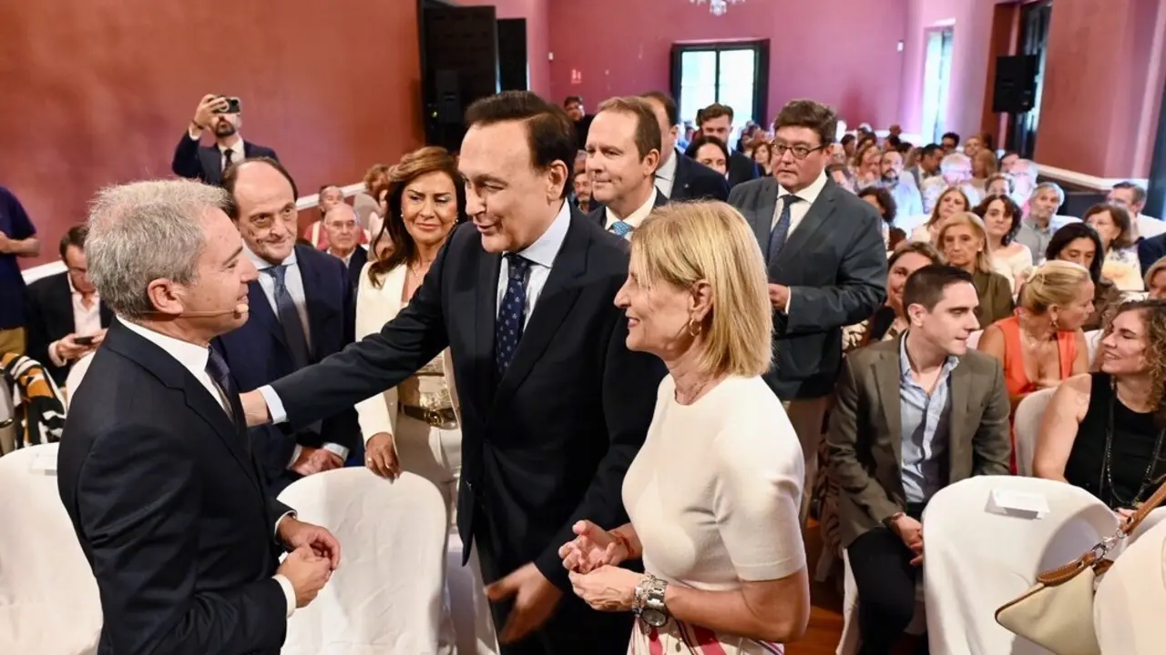  Vicente Vall&eacute;s antes de su conferencia inaugural en los Cursos de Verano. | jerez.es 