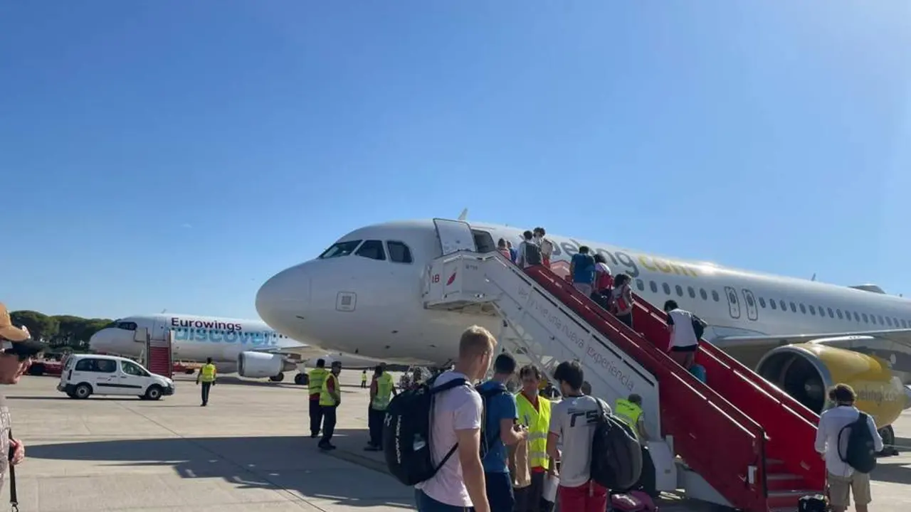  Los pasajeros de un vuelo en la pista del aeropuerto de Jerez  - VIva 