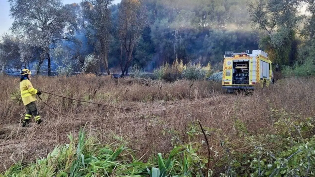  Los bomberos interviniendo en el incendio. | Bomberos 