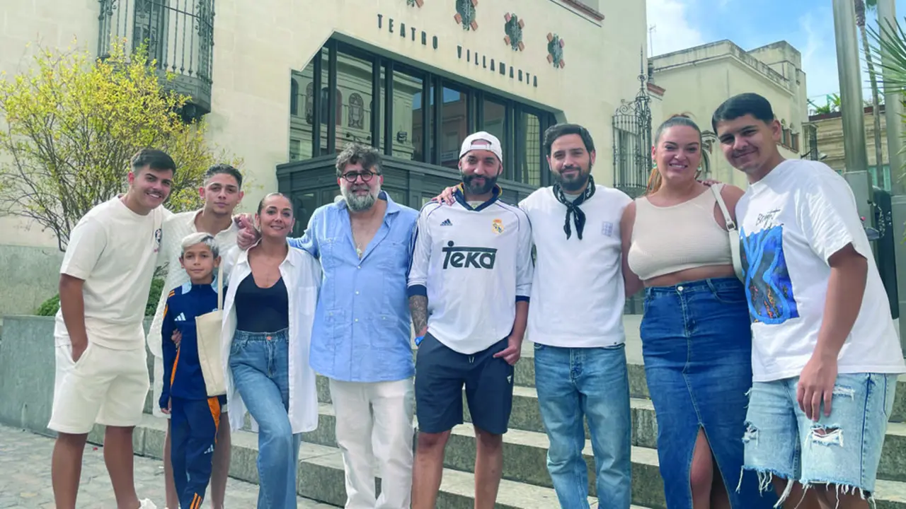  Luis de Perik&iacute;n junto a integrantes de su grupo ante el Teatro Villamarta. | Jim&eacute;nez 