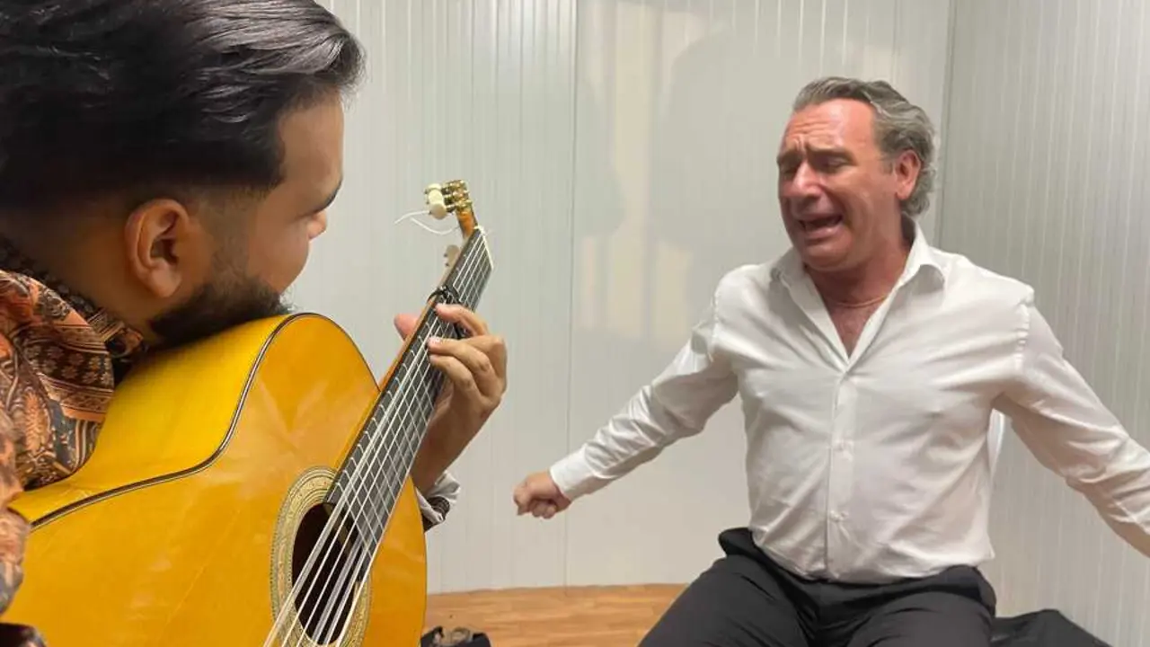  Caracolillo de C&aacute;diz y Nono Reyes, en camerinos probando. | Viva 