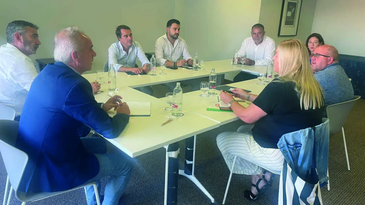  Imagen de la reuni&oacute;n del viernes en Jerez entre las organizaciones agrarias y representantes del PSOE. |Jim&eacute;nez 