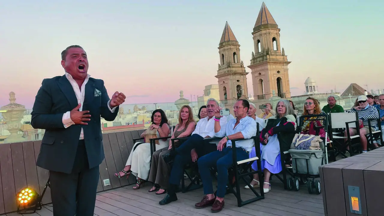  Jos&eacute; Mijita durante una actuaci&oacute;n en C&aacute;diz este verano. | JG 