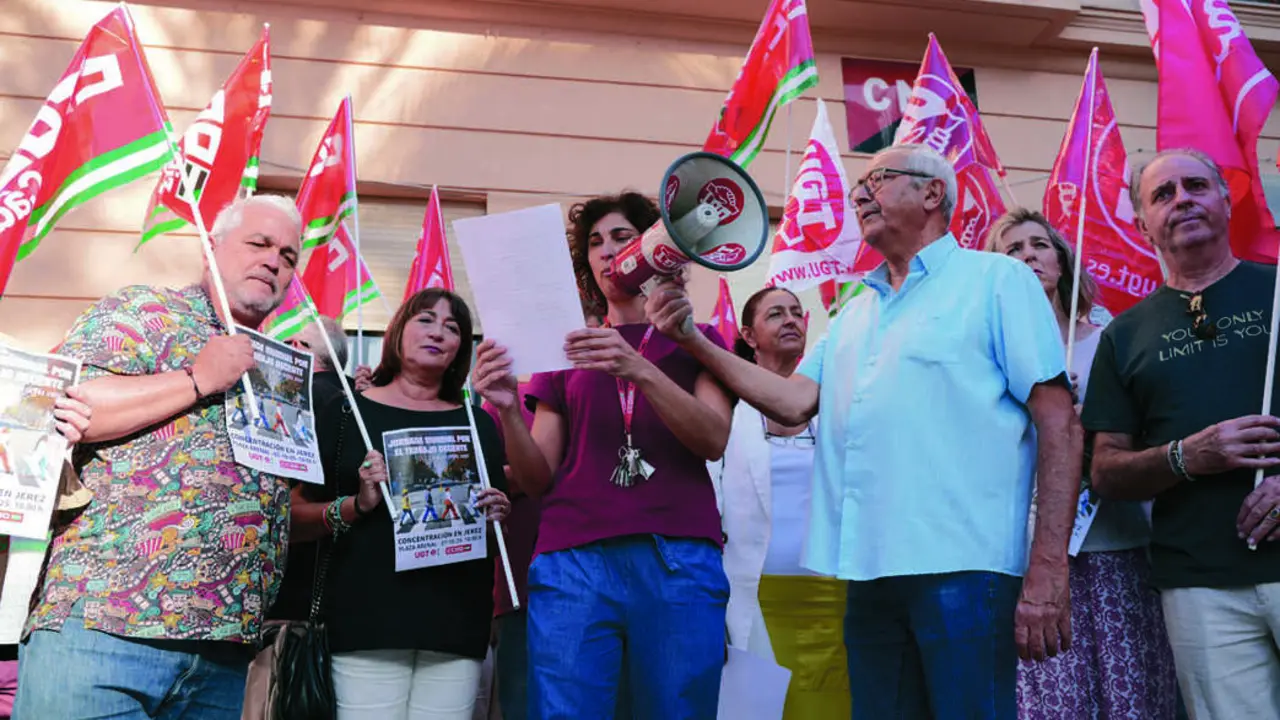  CCOO y UGT dieron lectura a un manifiesto en favor del trabajo decente en el Arenal. | David Mart&iacute;nez 