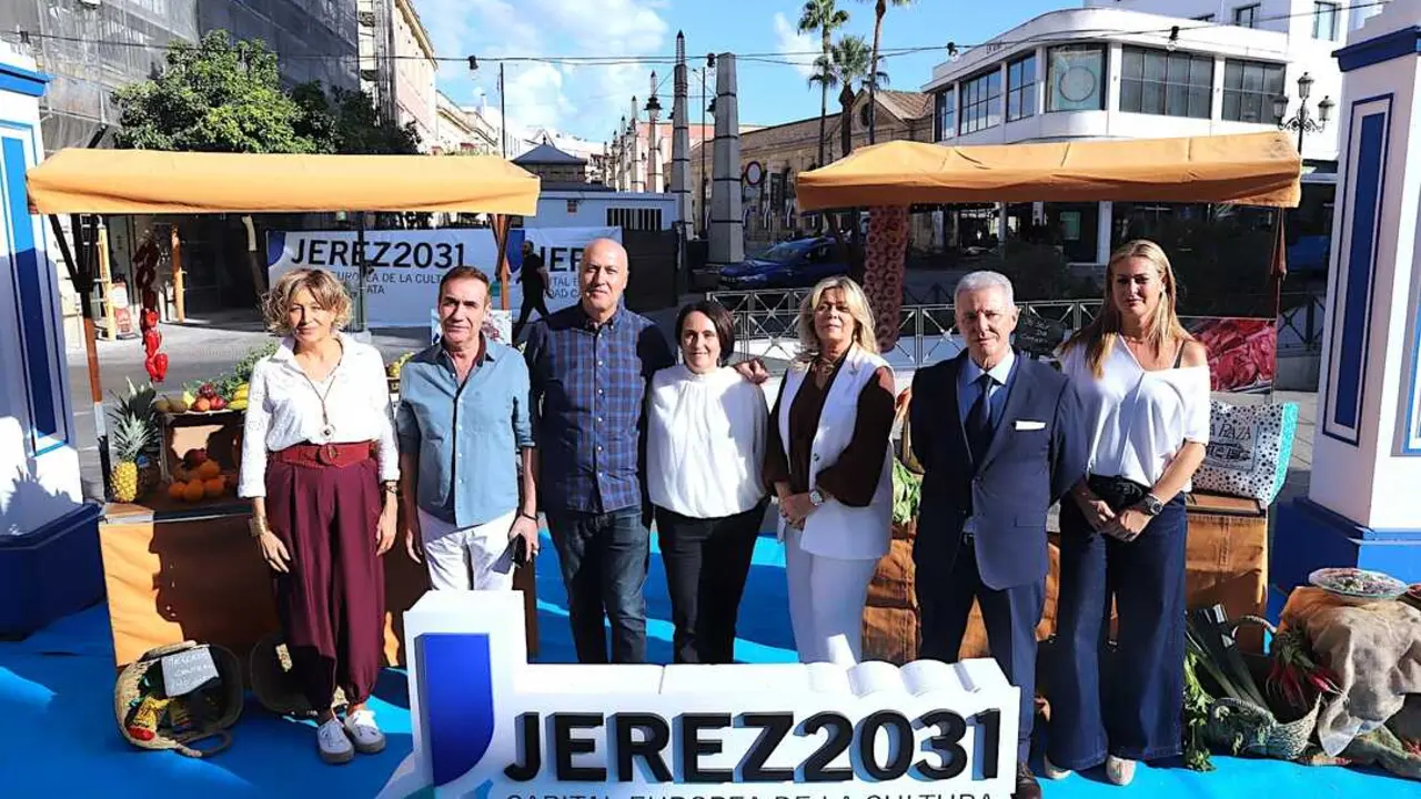 Nela Garc&iacute;a con los representantes del comercio local. |  jerez.es 