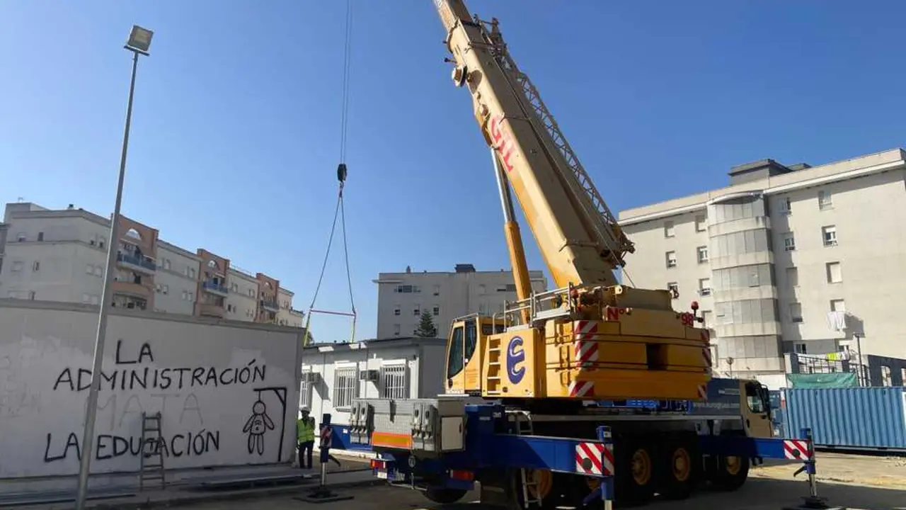  Imagen de la pluma mec&aacute;nica encargada de movilizar los barracones del IES Lola Flores. | Jim&eacute;nez 