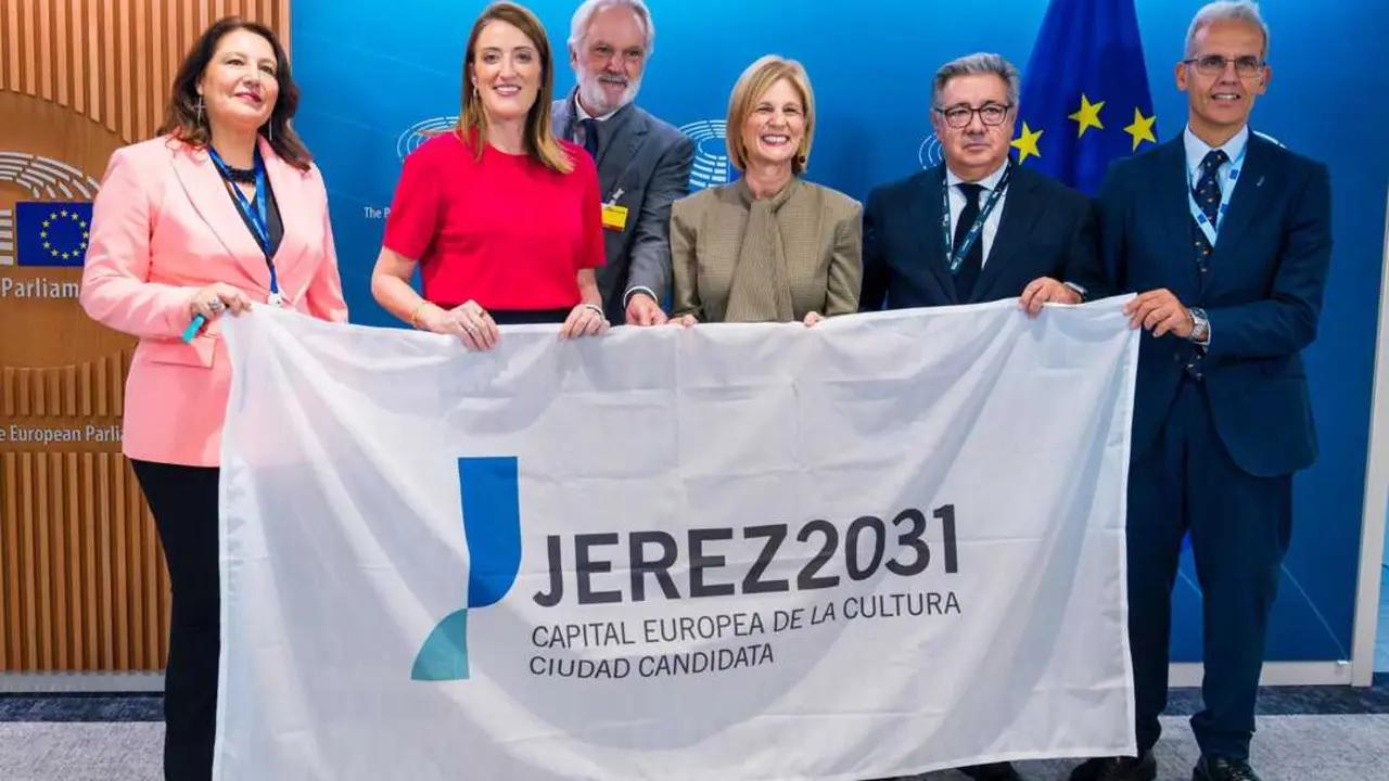  La alcaldesa posa con la presidenta del Parlamento Europeo con la bandera de Jerez 2031. | Jerez.es 