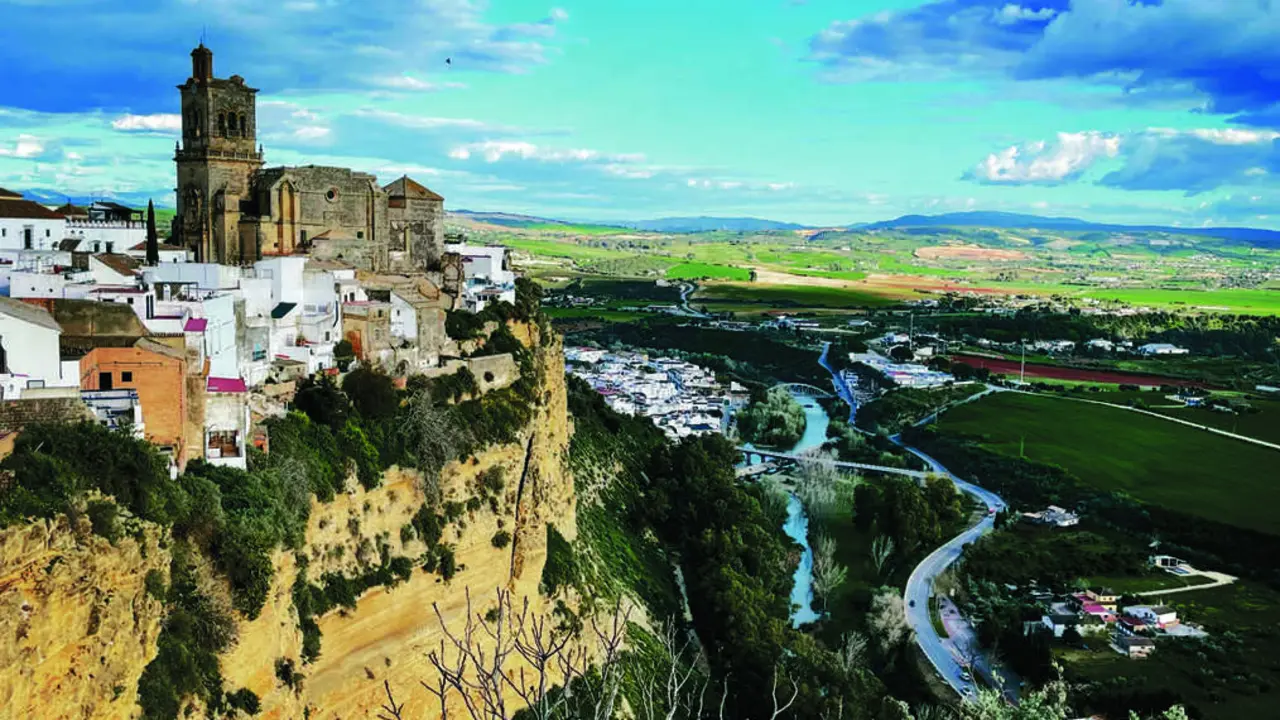  La Pe&ntilde;a de Arcos con San Pedro al fondo y el curso del r&iacute;o Guadalete a su paso por la ciudad. |  Jim&eacute;nez 