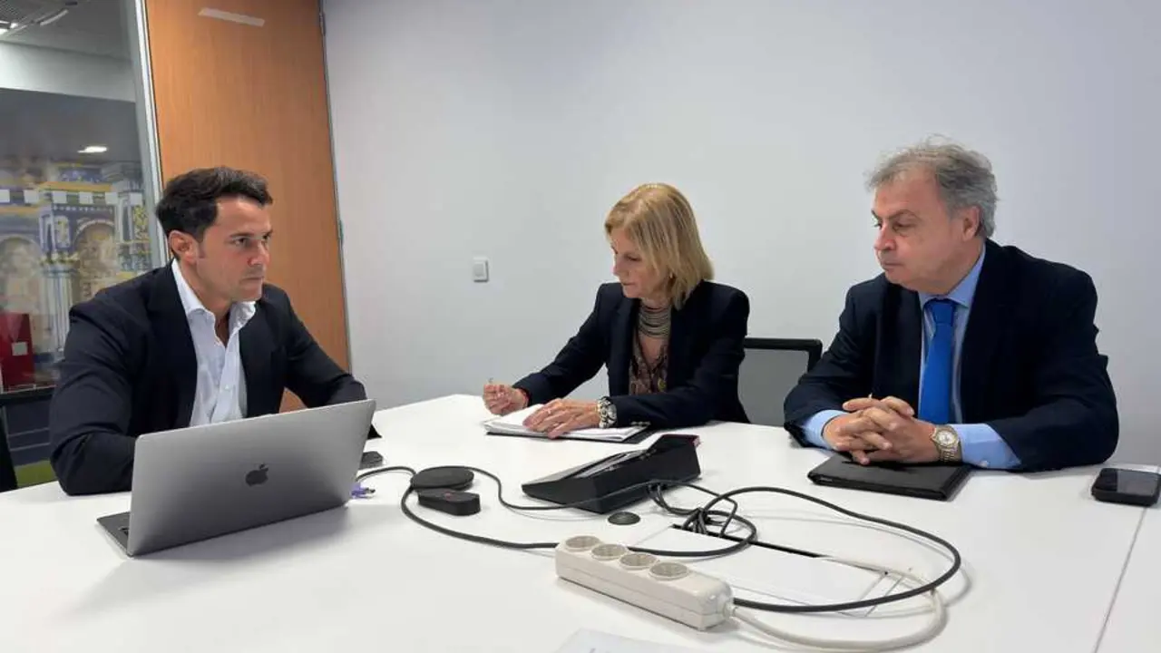  La alcaldesa y Antonio Real en la reuni&oacute;n con el directivo de Ryanair. | jerez.es 