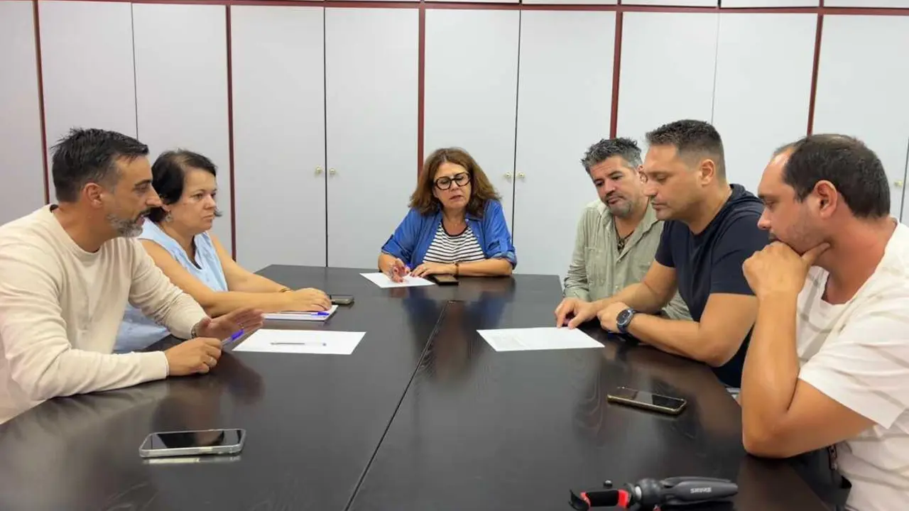  El PSOE, reunido con miembros del Club Social de Puertas del Sur. | Viva Jerez. 