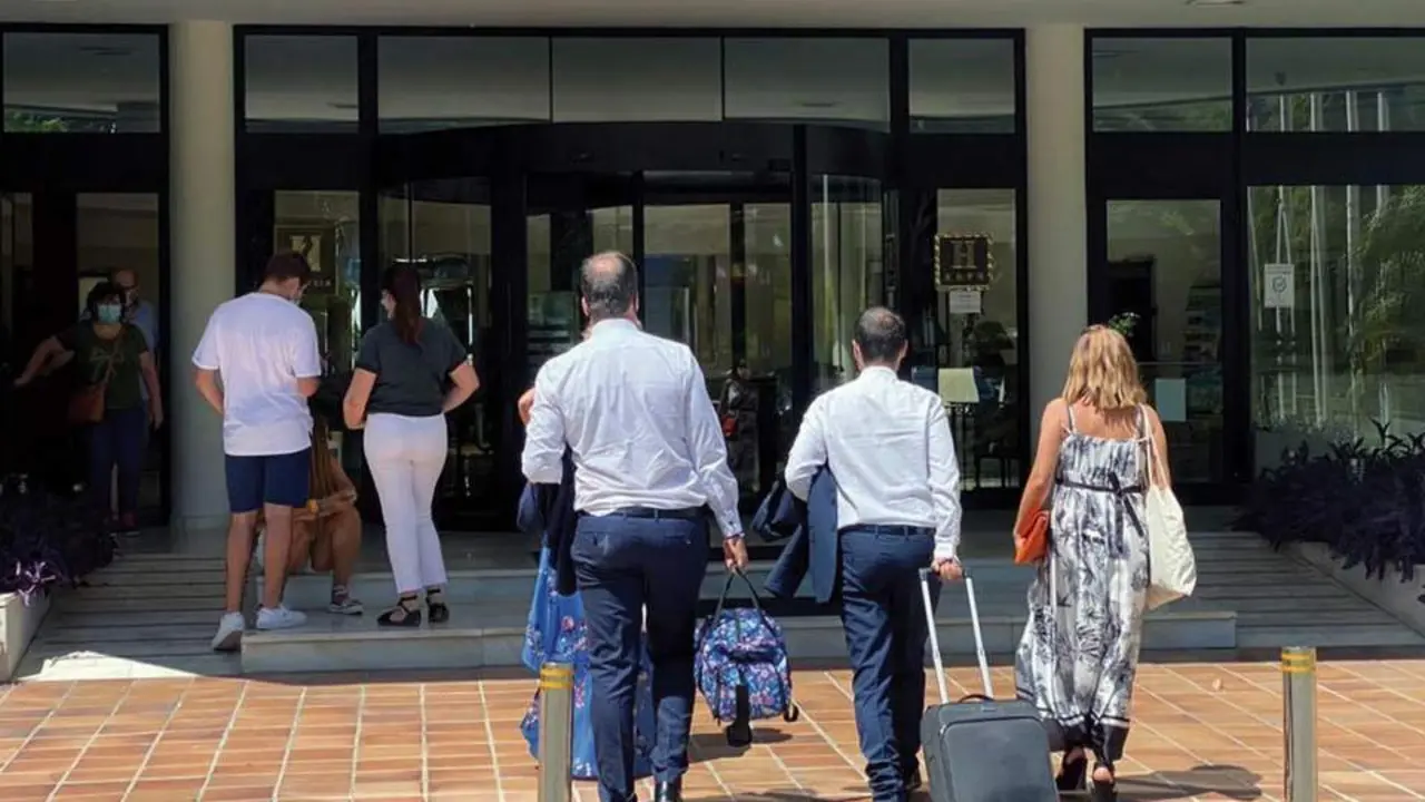  Turistas, accediendo a un hotel de Jerez. | Viva Jerez. 