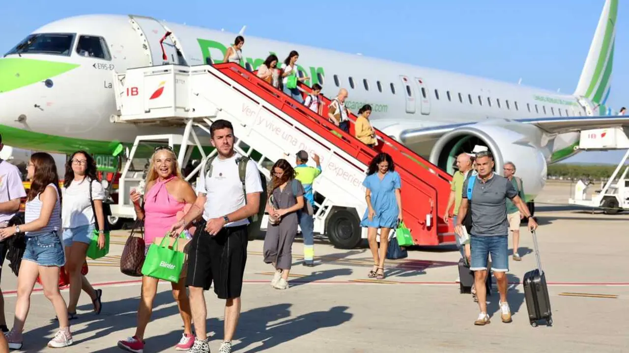  Pasajeros procedentes de un vuelo desde Gran Canaria. |  Nacho Frade / Europa Press 