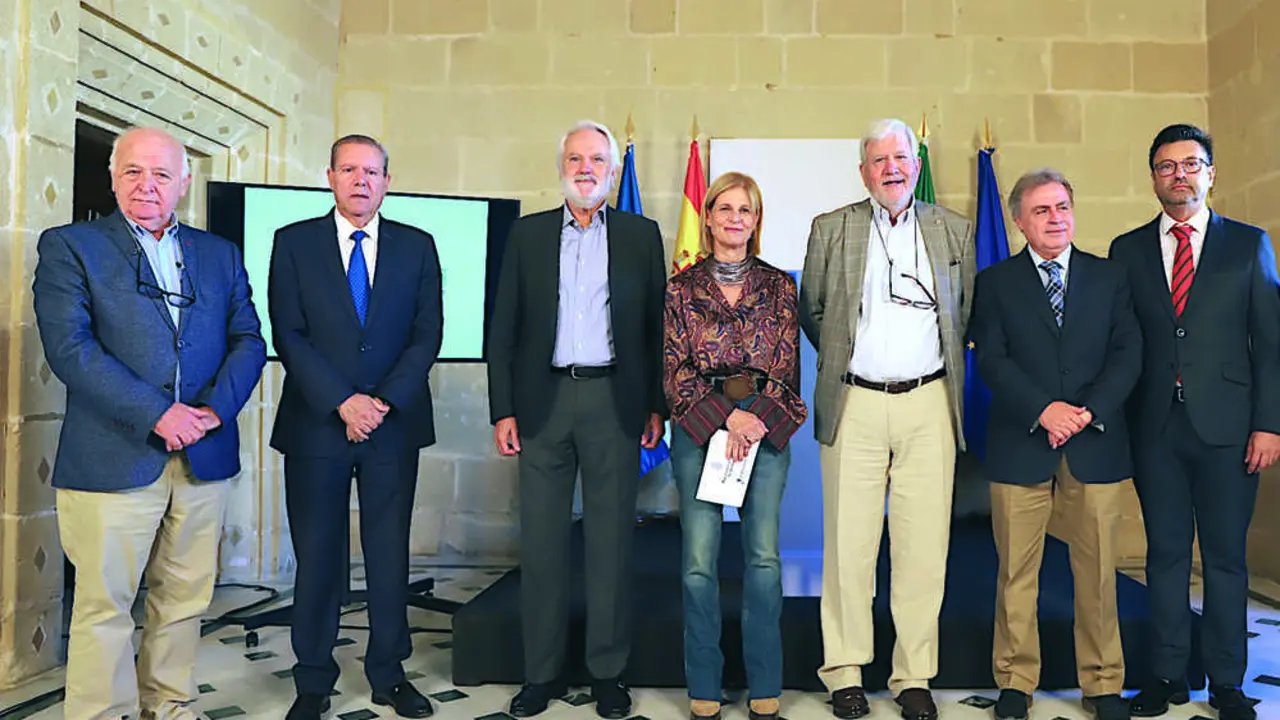  La alcaldesa junto al presidente de la Fepet, el organismo que concede la capitalidad gastron&oacute;mica.  viva 