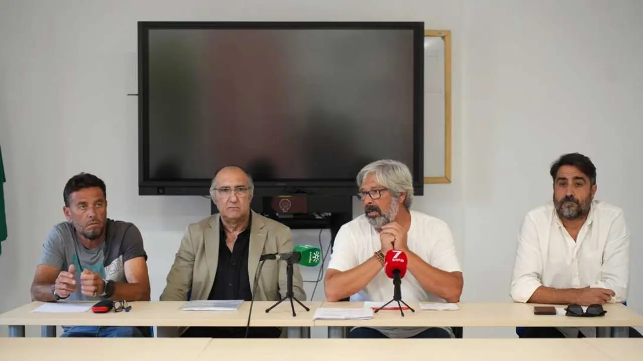  Carlos Dorante, presidente del comit&eacute; de empresa del Consorcio de Aguas, junto a otros representantes sindicales. | David Mart&iacute;nez. 