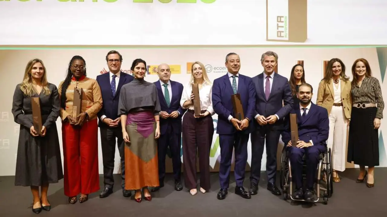  Foto de familia de todos los premiados por ATA. |  tododisca 