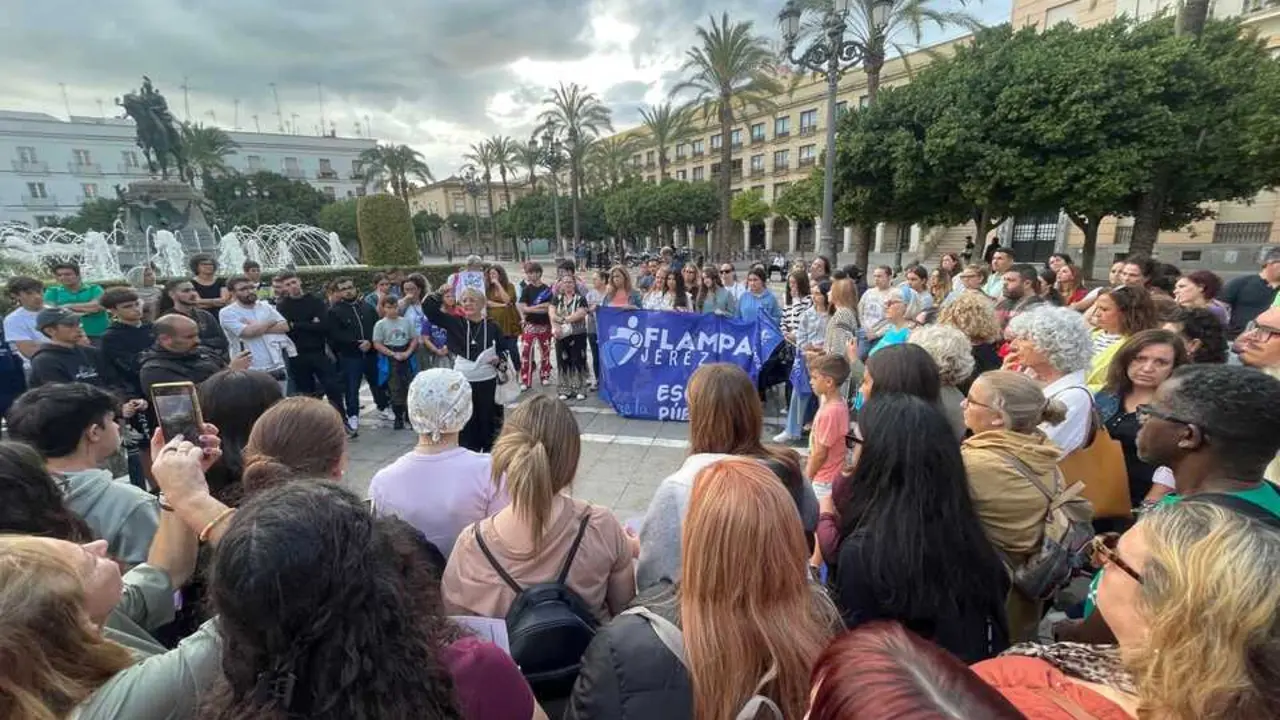  La lectura del manifiesto en el acto en la plaza del Arenal. | Jim&eacute;nez 