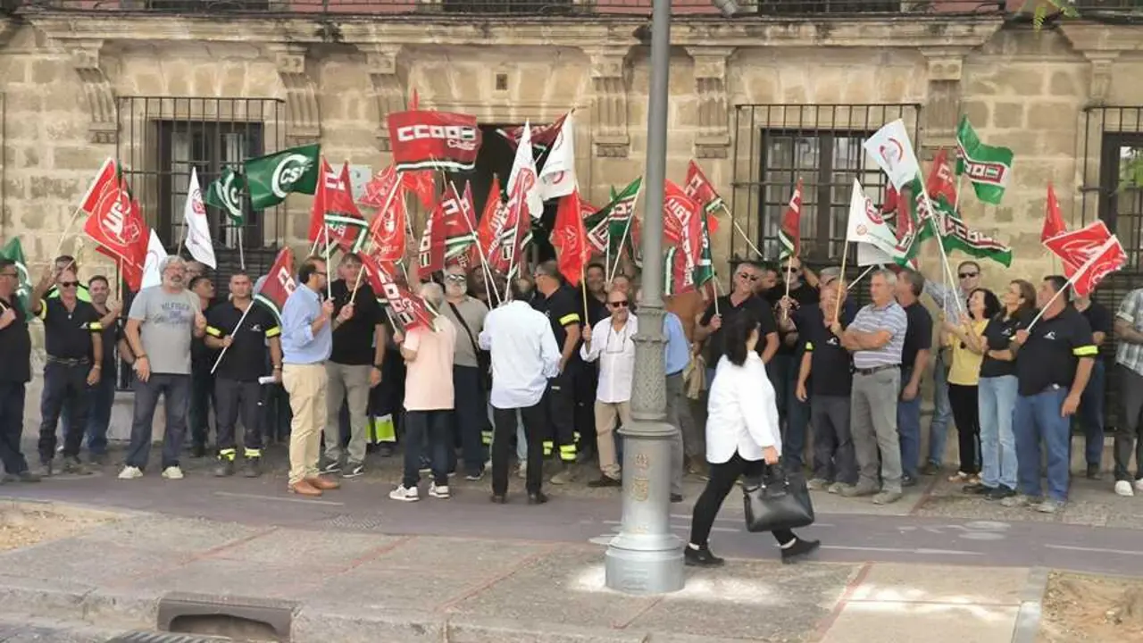  Trabajadores del Consorcio de Aguas concentrados ante la sede del ente en Jerez. | Viva Jerez. 