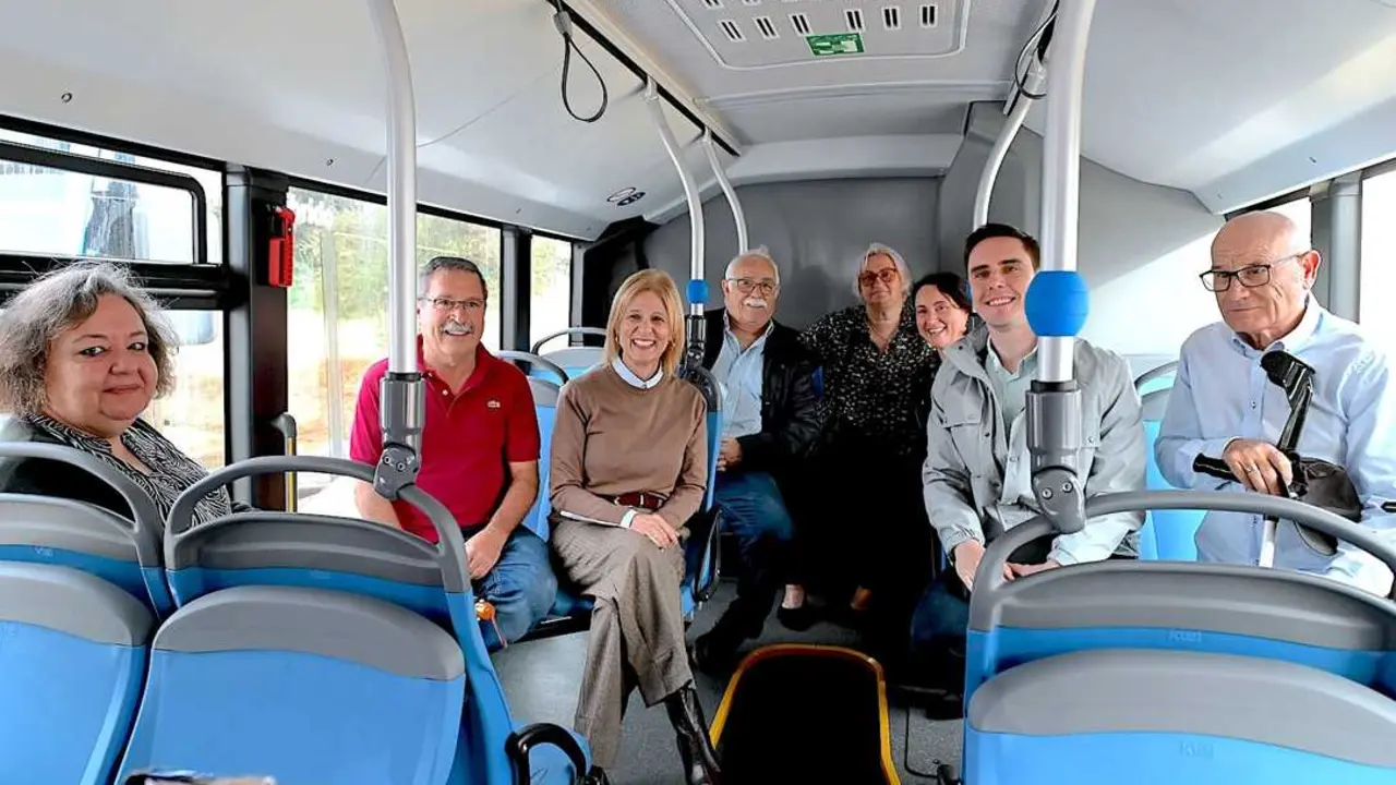  La alcaldesa junto a los representantes vecinales en uno de los nuevos autobuses. |  jerez.es 