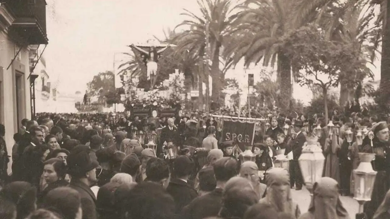  El Cristo de la Expiraci&oacute;n, a principios del siglo XX, en la plaza de las Angustias y precedido por las hermanas de Jes&uacute;s Nazareno. | Viva Jerez. 