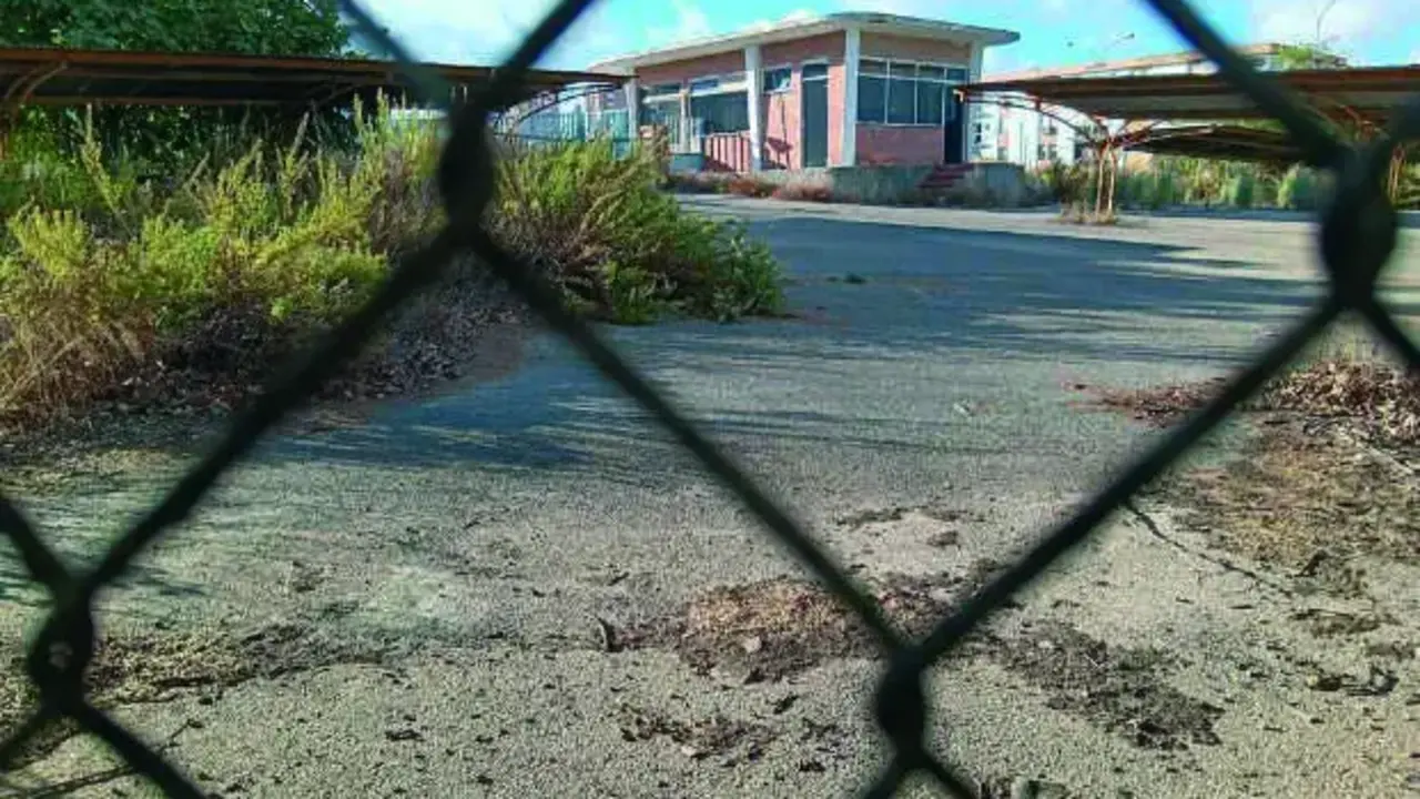 Aspecto del interior de la antigua f&aacute;brica de botellas, en una imagen reciente. | viva