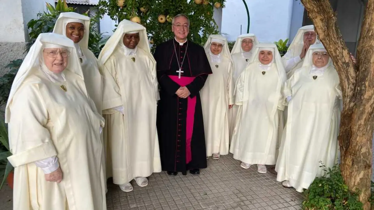  Monse&ntilde;or Rico Pav&eacute;s, con la Congregaci&oacute;n de Esclavas del Sant&iacute;simo Sacramento y de la Inmaculada, que ahora se marcha de Jerez. | Viva Jerez. 