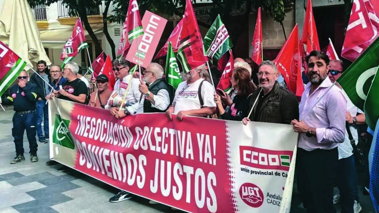  Imagen de la concentraci&oacute;n de los trabajadores del Consorcio el viernes frente al Ayuntamiento. | Viva 