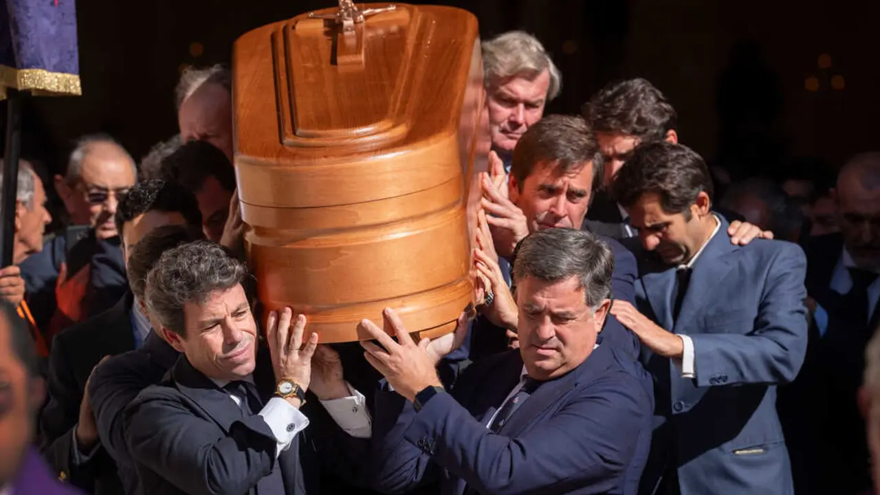  El f&eacute;retro de Rafael de Paula a la salida de Santiago. |  Rom&aacute;n R&iacute;os. Efe 