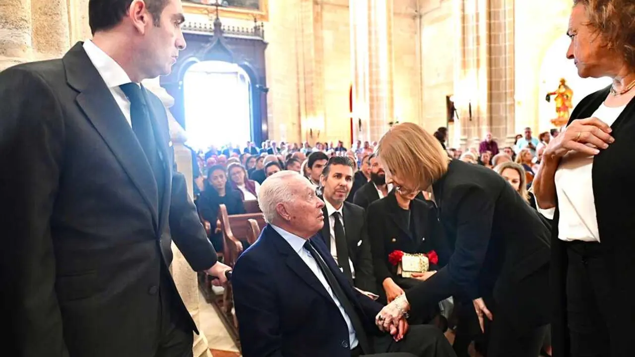  La alcaldesa en el funeral de Paula saludando a Curro Romero. | jerez.es 