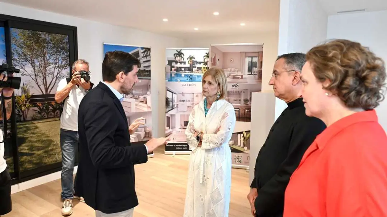  La alcaldesa, Mar&iacute;a Jos&eacute; Garc&iacute;a-Pelayo, con representantes de Dimalara. | Viva Jerez. 