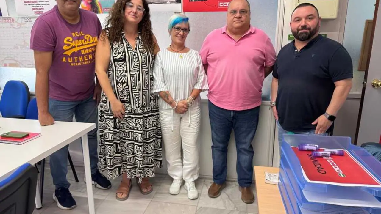  Violeta M&aacute;rquez, de IU, reunida con los representacntes de CCOO en el Hospital. |  IU 