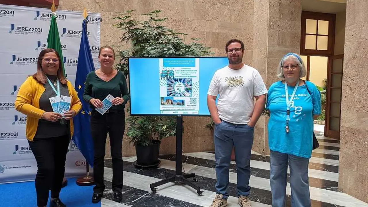  Yessika Quintero, con los representantes de la asociaci&oacute;n Dislexia C&aacute;diz. | Viva Jerez. 