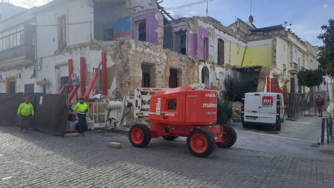  Trabajos de apuntalamiento de los restos de la finca de la calle Zarza, en la Cruz Vieja. | Viva Jerez. 